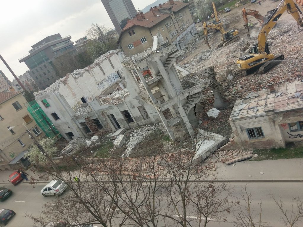 Atenţie, se demolează la Cluj! Bucăţi de clădire ajung pe carosabil. Investitori străini pregătesc un ansamblu imobiliar