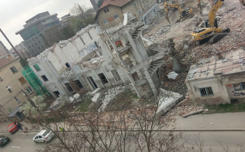 Atenţie, se demolează la Cluj! Bucăţi de clădire ajung pe carosabil. Investitori străini pregătesc un ansamblu imobiliar
