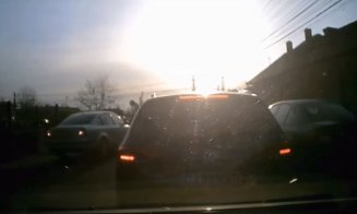 Cum se depăşeşte o coloană în trafic, lângă Cluj. Nu toţi sunt "fraieri" să-şi aştepte rândul