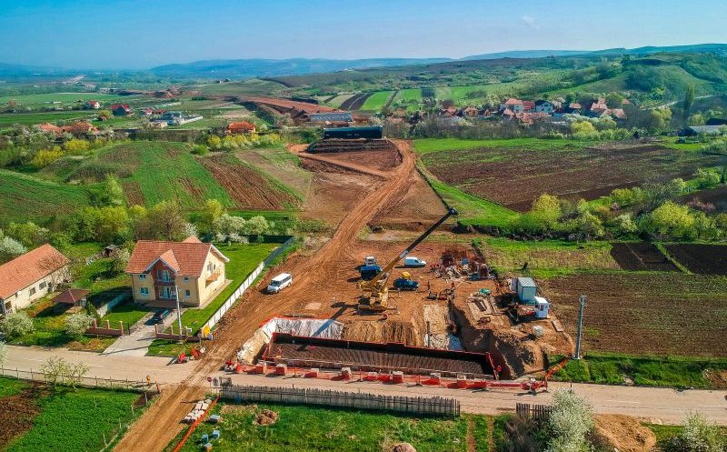 Casa care blochează autostrada. Șantierul Sebeș - Turda, văzut din dronă