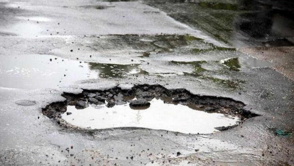 80 de kilometri pătraţi de gropi pe şoselele României. Clujul, în topul ruşinii