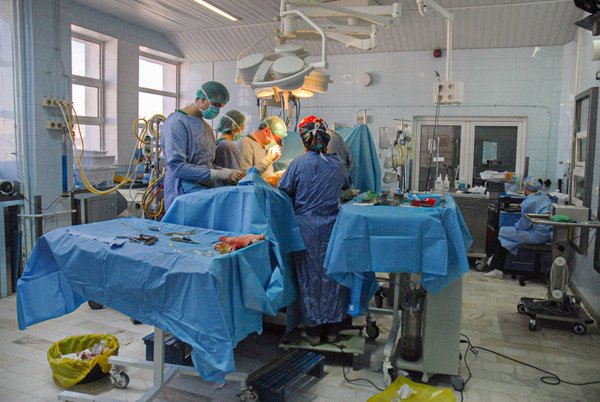 Premieră naţională: Operaţii cardiace minim invazive la Institutul Inimii "Niculae Stăncioiu" din Cluj