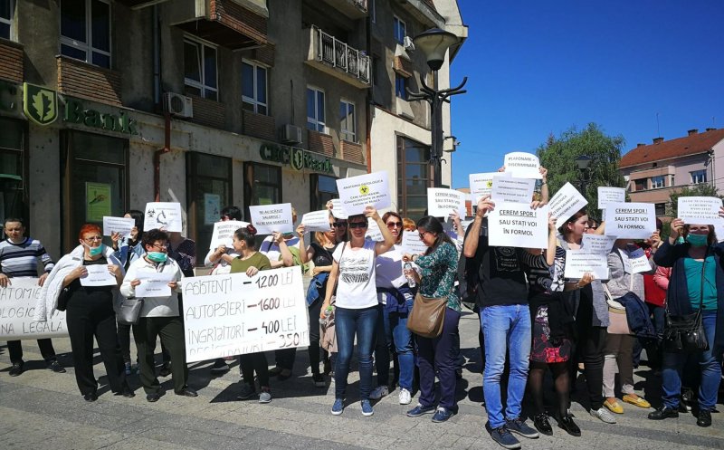 Protest al angajaţilor din 5 spitale din Cluj, în faţa Prefecturii: "Dacă nu ne dați, măcar nu ne luați..."