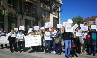 Protest al angajaţilor din 5 spitale din Cluj, în faţa Prefecturii: "Dacă nu ne dați, măcar nu ne luați..."
