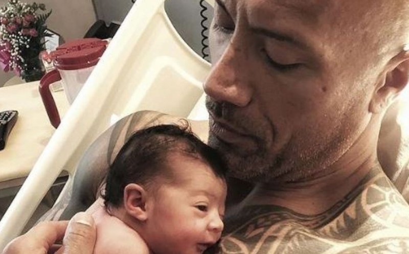 Actorul Dwayne „The Rock” Johnson şi prietena sa au devenit părinţii unei fetiţe