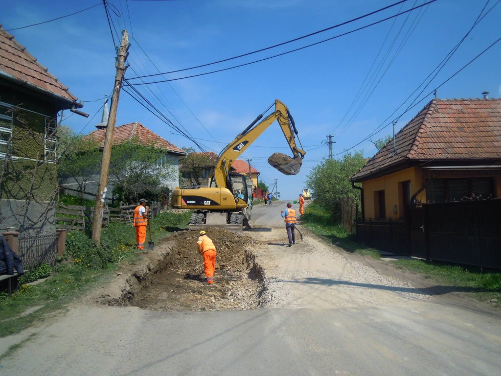 Lucrări de întreţinere pe un drum către Munţii Apuseni. Sectorul vizat are o lungime de 5,7 kilometri