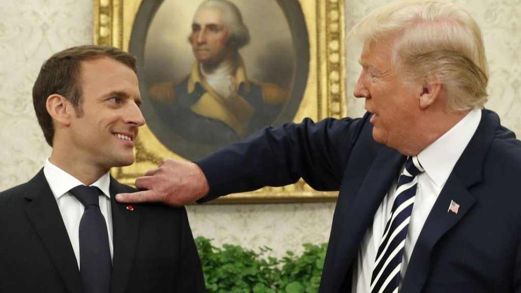 Donald Trump se ţine de glume la Casa Albă. „O să vă iau firul ăsta de mătreaţă”, i-a spus lui Emmanuel Macron