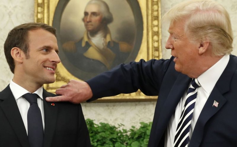 Donald Trump se ţine de glume la Casa Albă. „O să vă iau firul ăsta de mătreaţă”, i-a spus lui Emmanuel Macron