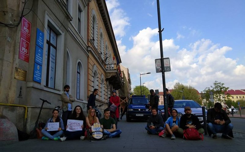 Protest la Cluj, în faţa sediilor PSD şi ALDE, faţă de închisoarea de weekend şi cea la domiciliu. Manifestanţii, legitimaţi de jandarmi