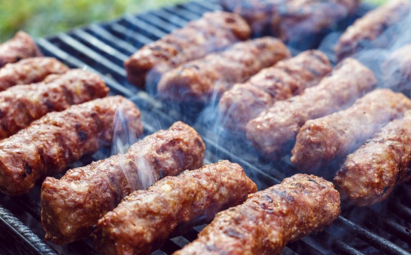 Mici, grătare şi bere de 1 Mai? Sfaturile nutriţioniştilor pentru a reduce porţiile de mâncare fără a ramâne flamând