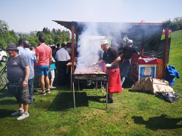 1 Mai în Hoia şi pe Valea Gârbăului, cu mici, bere şi muzică populară