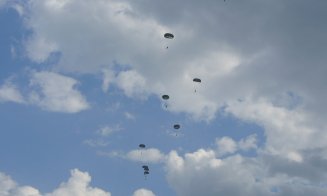 Militarii clujeni, instrucţie prin paraşutare de la 4.000 metri