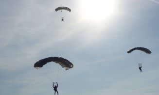Militarii clujeni, instrucţie prin paraşutare de la 4.000 metri