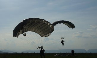 Militarii clujeni, instrucţie prin paraşutare de la 4.000 metri