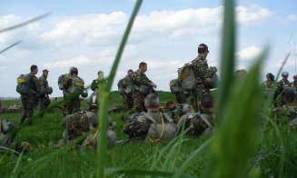 Militarii clujeni, instrucţie prin paraşutare de la 4.000 metri