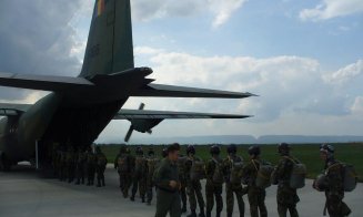 Militarii clujeni, instrucţie prin paraşutare de la 4.000 metri