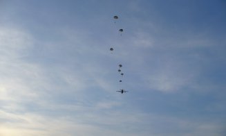 Militarii clujeni, instrucţie prin paraşutare de la 4.000 metri