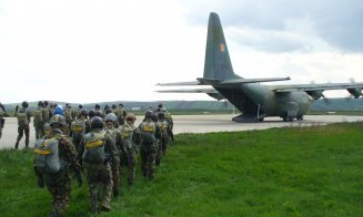 Militarii clujeni, instrucţie prin paraşutare de la 4.000 metri