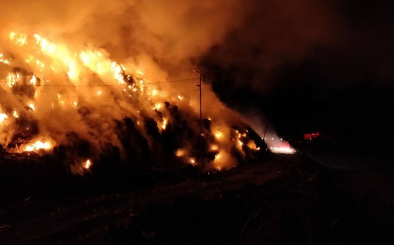 Un nou incendiu la groapa de gunoi a Clujului. Al treilea. Pompierii se luptă cu flăcările de peste 12 ore