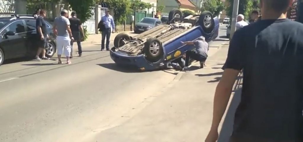 Cascadorie la Cluj: un taxi a ajuns cu roţile în sus pe Bistriţei