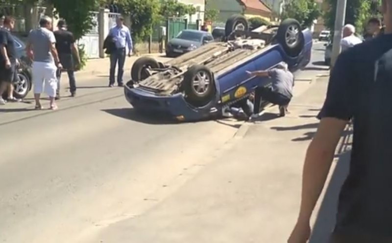 Cascadorie la Cluj: un taxi a ajuns cu roţile în sus pe Bistriţei