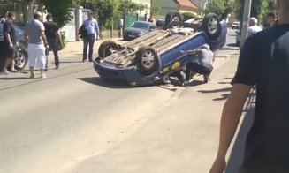 Cascadorie la Cluj: un taxi a ajuns cu roţile în sus pe Bistriţei