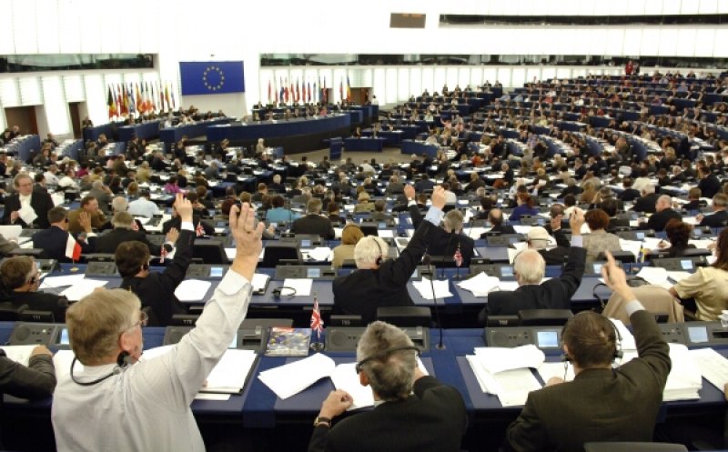 Maria Grapini l-a „certat” pe preşedintele Franţei, în plenul Parlamentului European. Cum a reacţionat Macron