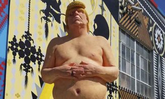 Statuie cu Donald Trump gol şi cu burtă, vândută la licitaţie cu 28.000 de dolari