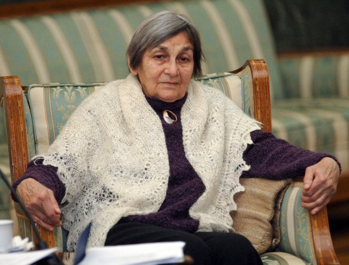 Trupul neînsuflețit al Doinei Cornea, expus în catedrala din Cipariu. Programul înmormântării
