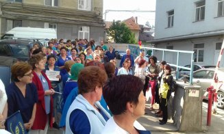 Grevă în sănătate la Cluj. Sute de angajaţi au protestat în faţa marilor spitale din oraş