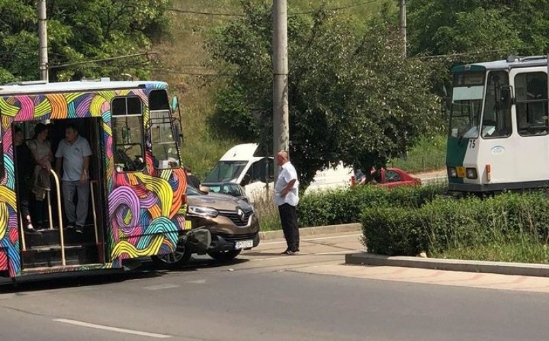 Unul din tramvaiele colorate din Cluj, accidentat în Mănăştur