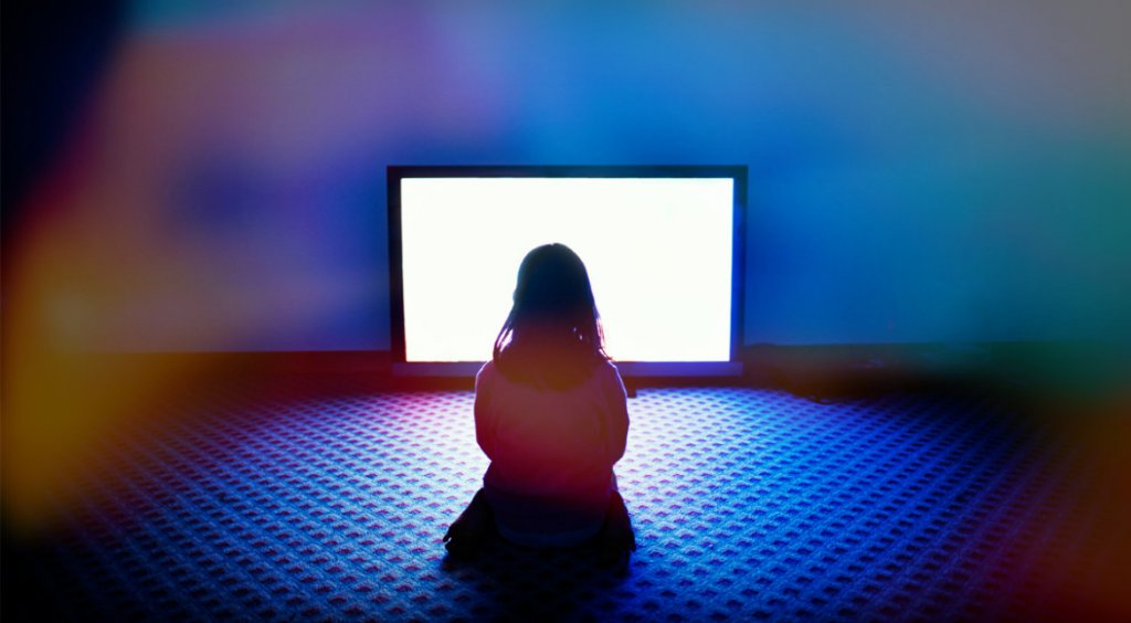 Românii petrec cel mai puţin timp la televizor după ce pleacă de la muncă