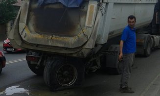 Accident pe Traian Vuia. Un şofer băut a intrat cu maşina într-un stâlp CTP, pe care l-a rupt