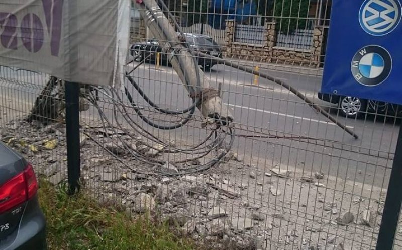 Accident pe Traian Vuia. Un şofer băut a intrat cu maşina într-un stâlp CTP, pe care l-a rupt