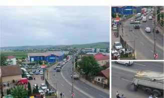 Accident pe Traian Vuia. Un şofer băut a intrat cu maşina într-un stâlp CTP, pe care l-a rupt