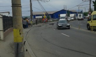 Accident pe Traian Vuia. Un şofer băut a intrat cu maşina într-un stâlp CTP, pe care l-a rupt