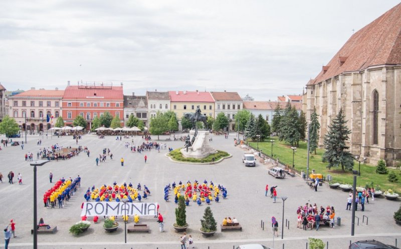 Flashmob inedit! Elevii unui liceu din Cluj au reprodus sigla oficială a Centenarului