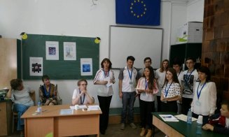Flashmob inedit! Elevii unui liceu din Cluj au reprodus sigla oficială a Centenarului