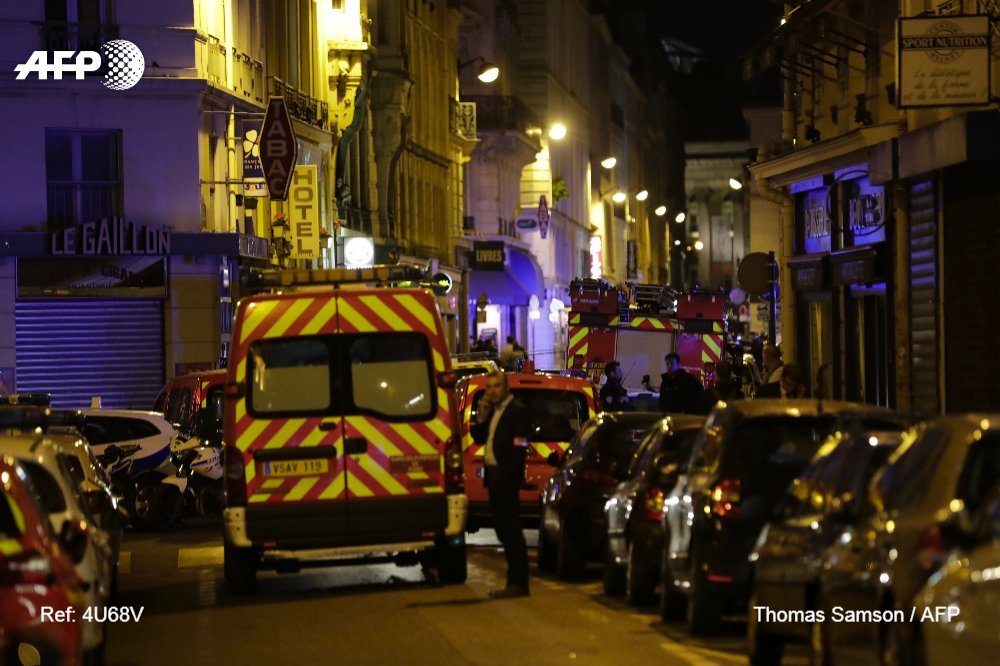 Atac la Paris: Un mort şi mai mulţi răniţi