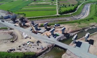 Macara de 600 tone pe "autostrada muzeu" de lângă Cluj. Va monta un imens puzzle 3D