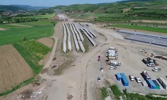 Macara de 600 tone pe "autostrada muzeu" de lângă Cluj. Va monta un imens puzzle 3D