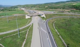 Macara de 600 tone pe "autostrada muzeu" de lângă Cluj. Va monta un imens puzzle 3D
