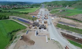 Macara de 600 tone pe "autostrada muzeu" de lângă Cluj. Va monta un imens puzzle 3D
