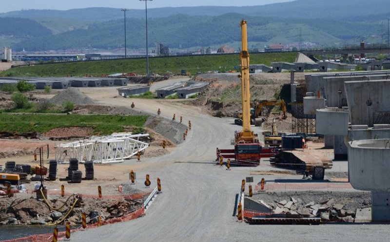 Macara de 600 tone pe "autostrada muzeu" de lângă Cluj. Va monta un imens puzzle 3D