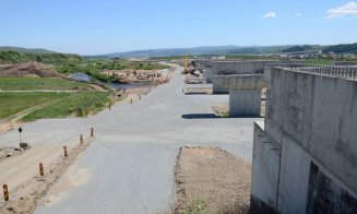 Macara de 600 tone pe "autostrada muzeu" de lângă Cluj. Va monta un imens puzzle 3D