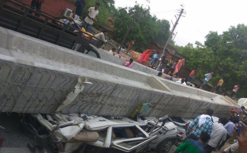 Tragedie! Aproape 20 de morţi după ce un pod s-a prăbuşit peste maşini