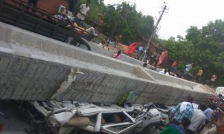 Tragedie! Aproape 20 de morţi după ce un pod s-a prăbuşit peste maşini