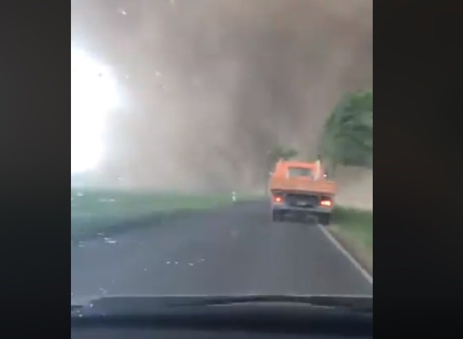 Vremea a luat-o complet razna! O tornadă apărută din senin a rănit cel puţin două persoane