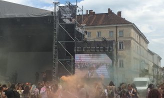 Studenţii "s-au bătut" cu culori în centrul Clujului. O companie dă 1 euro pentru fiecare participant, banii merg către SMURD