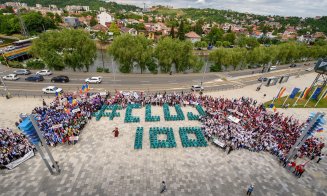 Studenţii "s-au bătut" cu culori în centrul Clujului. O companie dă 1 euro pentru fiecare participant, banii merg către SMURD